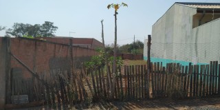 Terreno em bairro aberto.