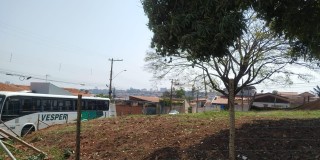 Terreno em bairro aberto.