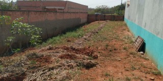 Terreno em bairro aberto.