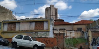 Terreno em bairro aberto.