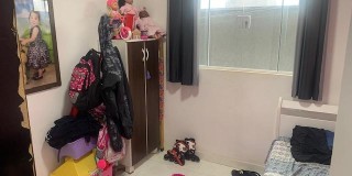 Casa térrea com tres dormitorios sendo um suíte