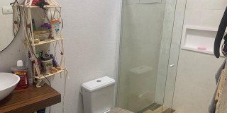 Casa térrea com tres dormitorios sendo um suíte