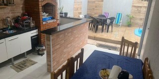 Casa térrea com tres dormitorios sendo um suíte