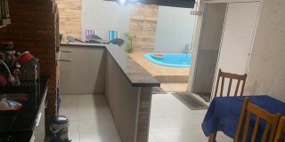 Casa térrea com tres dormitorios sendo um suíte
