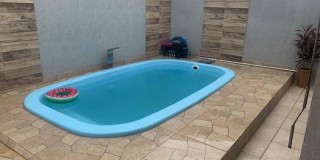 Casa térrea com tres dormitorios sendo um suíte