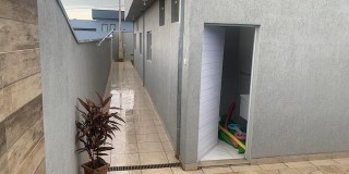 Casa térrea com tres dormitorios sendo um suíte