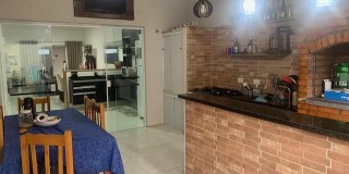 Casa térrea com tres dormitorios sendo um suíte