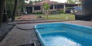 Vende  uma chácara em condomínio fechado