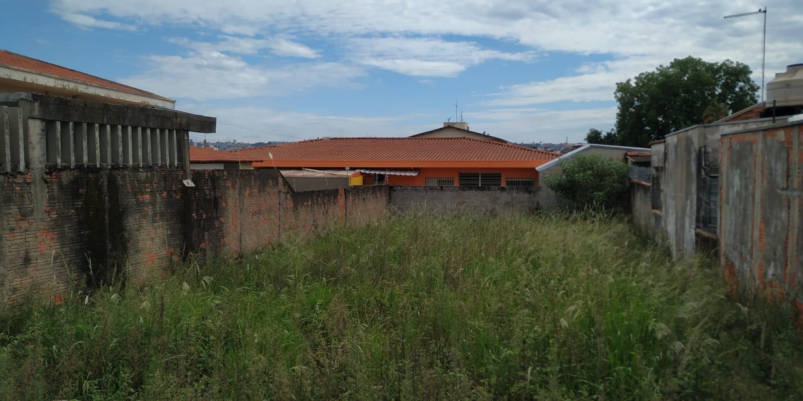 Terreno em bairro aberto.